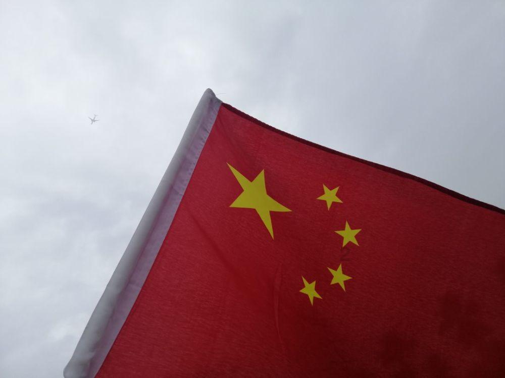 养鸡人乘坐山地车喂鸡,省时又省力